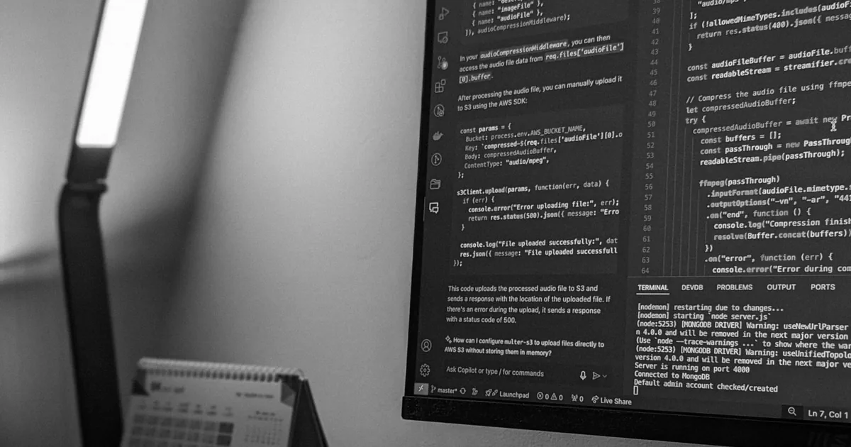 Monitor de computador exibindo linhas de código-fonte